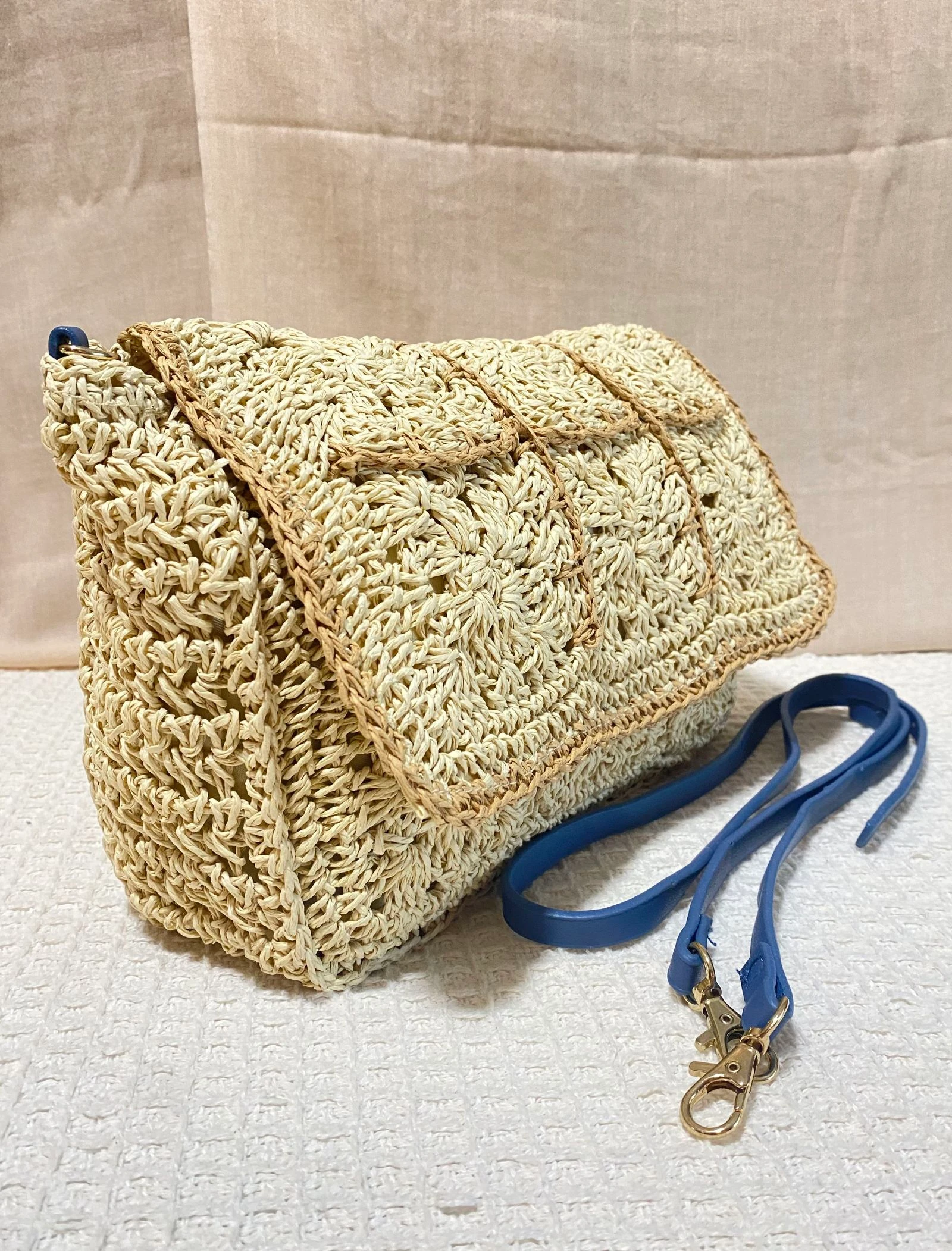 Strandtas van rotan met blauwe band – photo 3